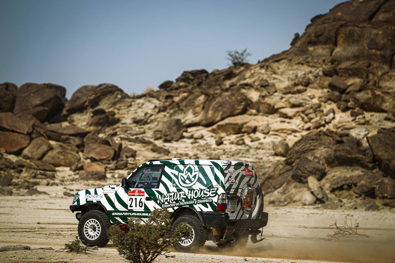 Pionero en la nueva aventura del Dakar con coches clásicos. Estas son algunas de las mejores fotos de aquella aventura. 