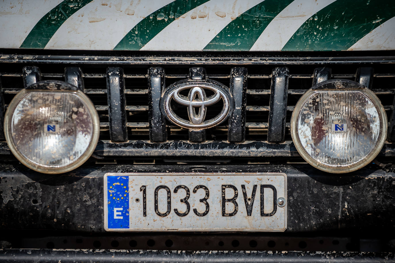 Pionero en la nueva aventura del Dakar con coches clásicos. Estas son algunas de las mejores fotos de aquella aventura. 