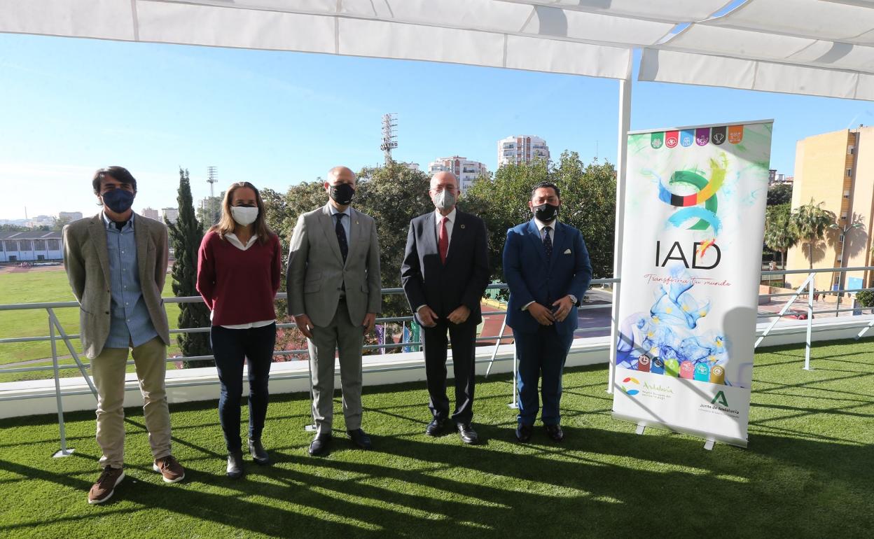 Gerard Freixa, Carolina Navarro, el consejero Javier Imbroda, el alcalde y el secretario general para el Deporte, José María Arrabal, esta mañana en la sede del IAD. 