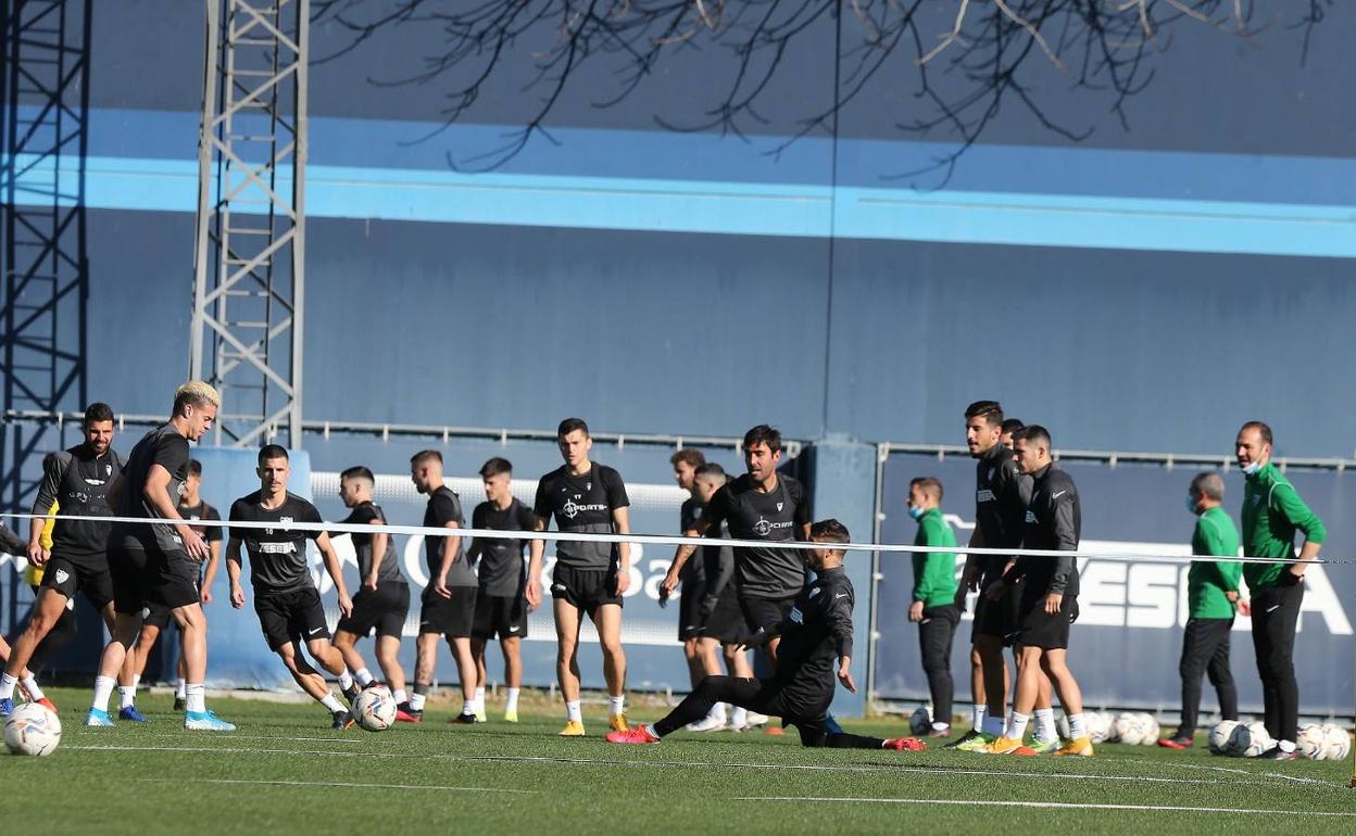 Los jugadores del Málaga, en el entrenamiento del jueves. 