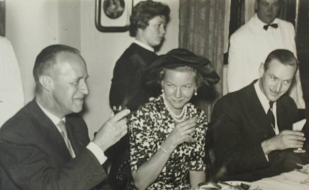 Imagen principal - Visitantes ilustres: En la imagen superior, la princesa Ana de Suecia comparte mesa con Carlos J. Krauel Molins (izquierda) y un miembro de la familia Van Dulken durante una visita de la princesa a Málaga. Casi dos siglos de prosperidad: Se observan las naves de la bodega Carlos J. Krauel, que ocupó el actual solar de El Corte Inglés durante todo el siglo XIX y hasta finales de la década de 1960. Archivo histórico: Javier Krauel ha investigado, clasificado y completado el archivo de la bodega, que incluye una magnífica colección de etiquetas.