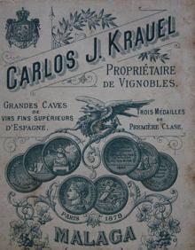 Imagen secundaria 2 - Visitantes ilustres: En la imagen superior, la princesa Ana de Suecia comparte mesa con Carlos J. Krauel Molins (izquierda) y un miembro de la familia Van Dulken durante una visita de la princesa a Málaga. Casi dos siglos de prosperidad: Se observan las naves de la bodega Carlos J. Krauel, que ocupó el actual solar de El Corte Inglés durante todo el siglo XIX y hasta finales de la década de 1960. Archivo histórico: Javier Krauel ha investigado, clasificado y completado el archivo de la bodega, que incluye una magnífica colección de etiquetas.