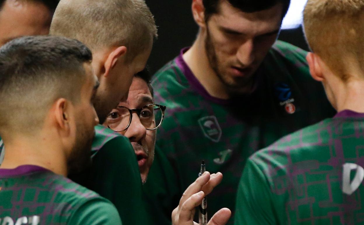 Fotis Katsikaris se dirige a sus hombres antes del partido ante el Nanterre. 