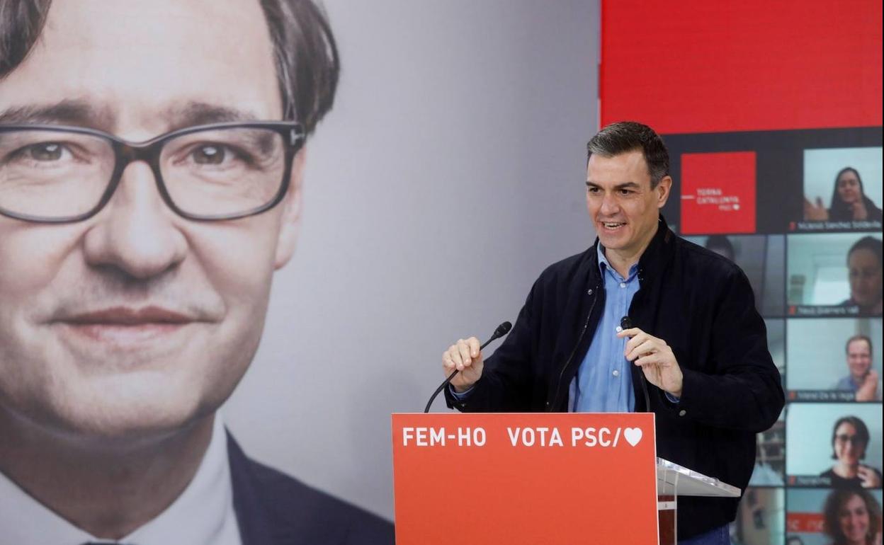 Pedro Sánchez respalda, este sábado, a Salvador Illa en un mítin de ERC.