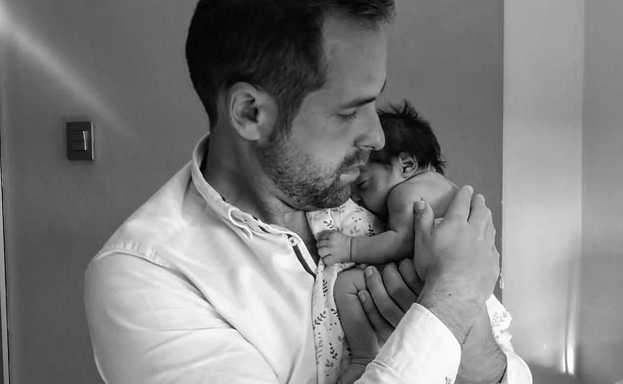 Luis Verde, con su hija María, al poco tiempo de nacer.