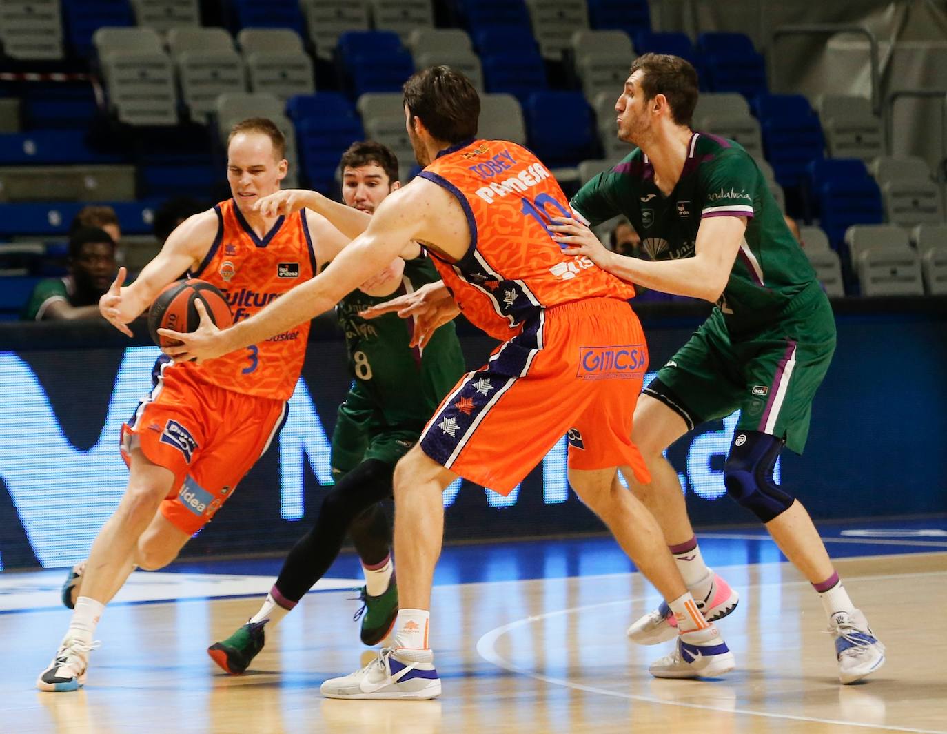 Derrota del Unicaja en casa ante el Valencia Basket. 