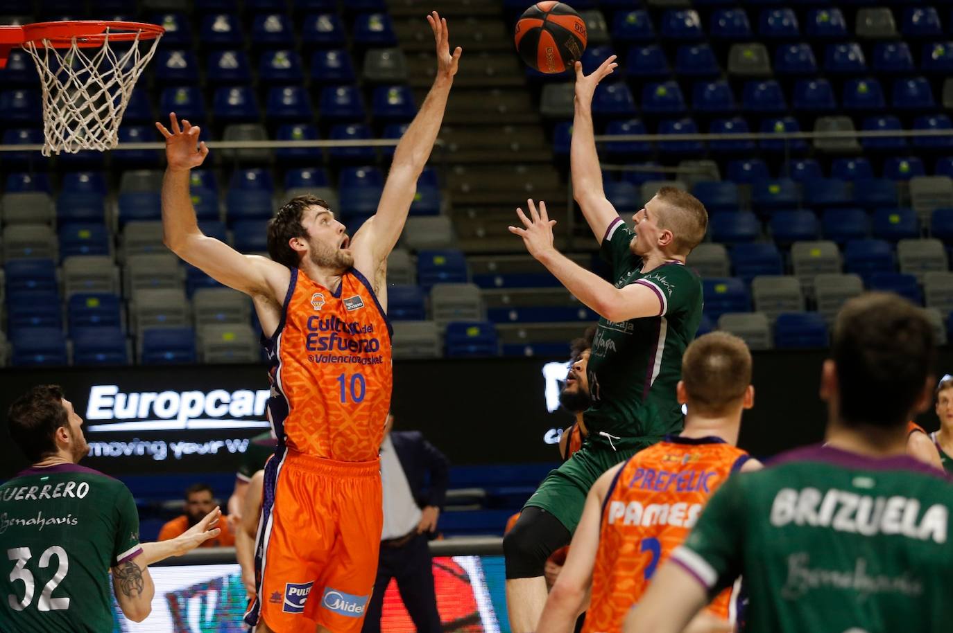 Derrota del Unicaja en casa ante el Valencia Basket. 