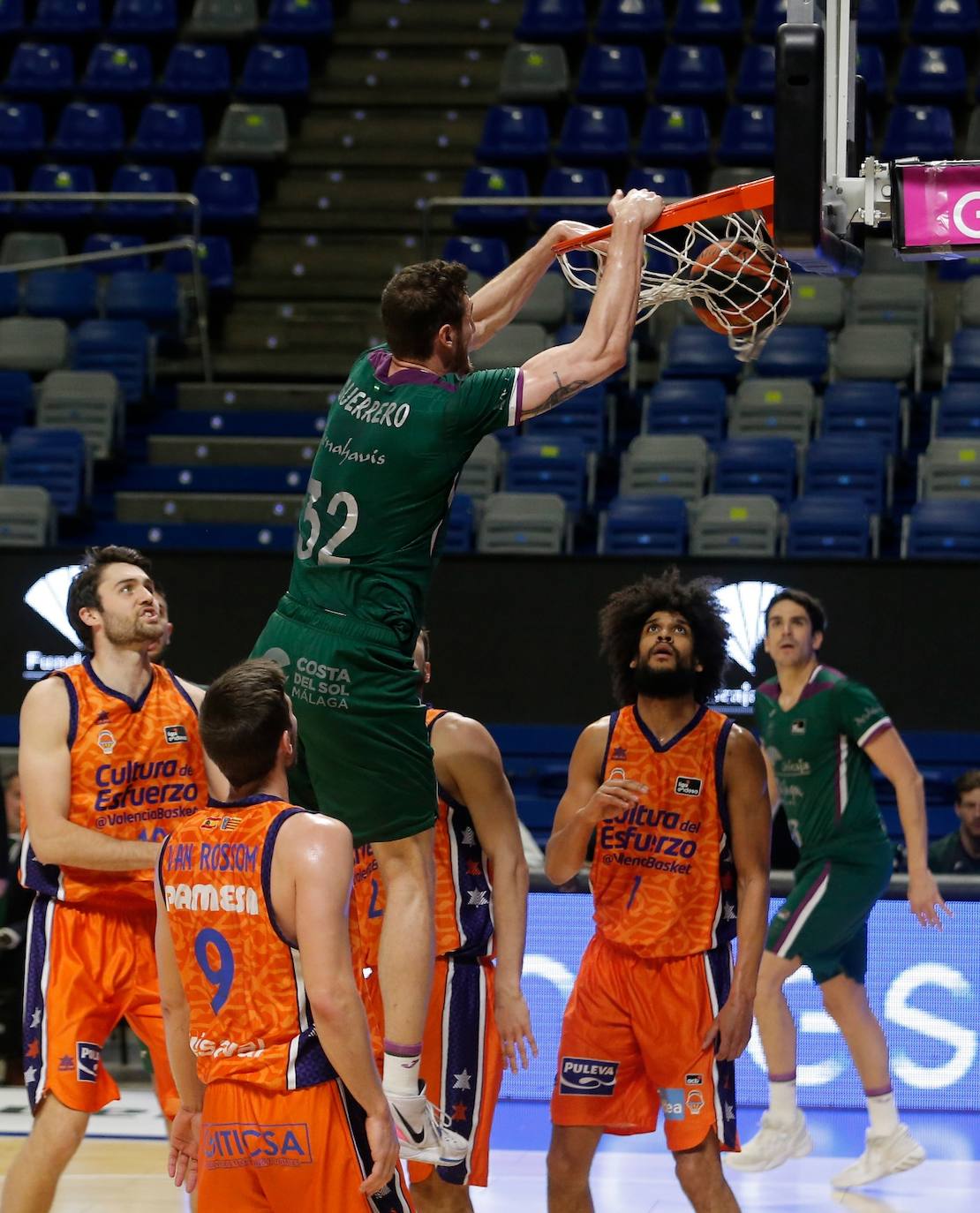 Derrota del Unicaja en casa ante el Valencia Basket. 