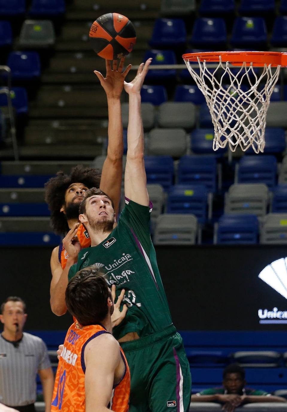 Derrota del Unicaja en casa ante el Valencia Basket. 