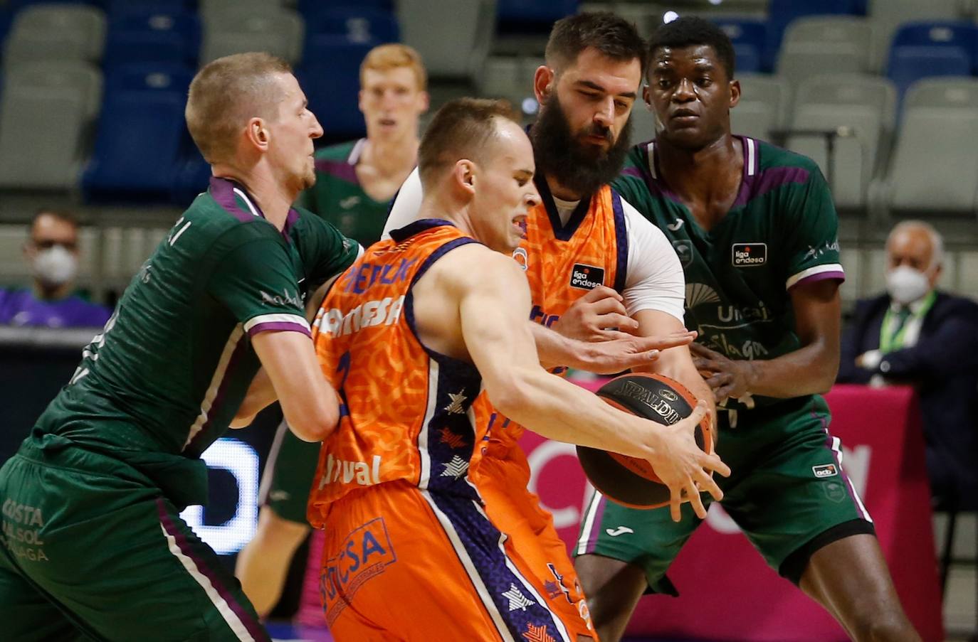 Derrota del Unicaja en casa ante el Valencia Basket. 
