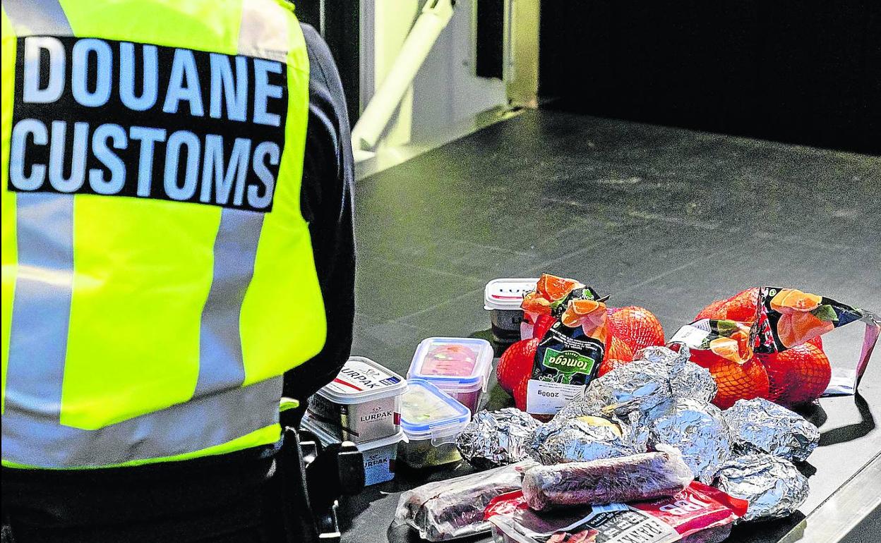 Artículos confiscados por agentes de la aduana danesa a transportistas británicos conforme iban abandonando el ferry que les traía a suelo comunitario.