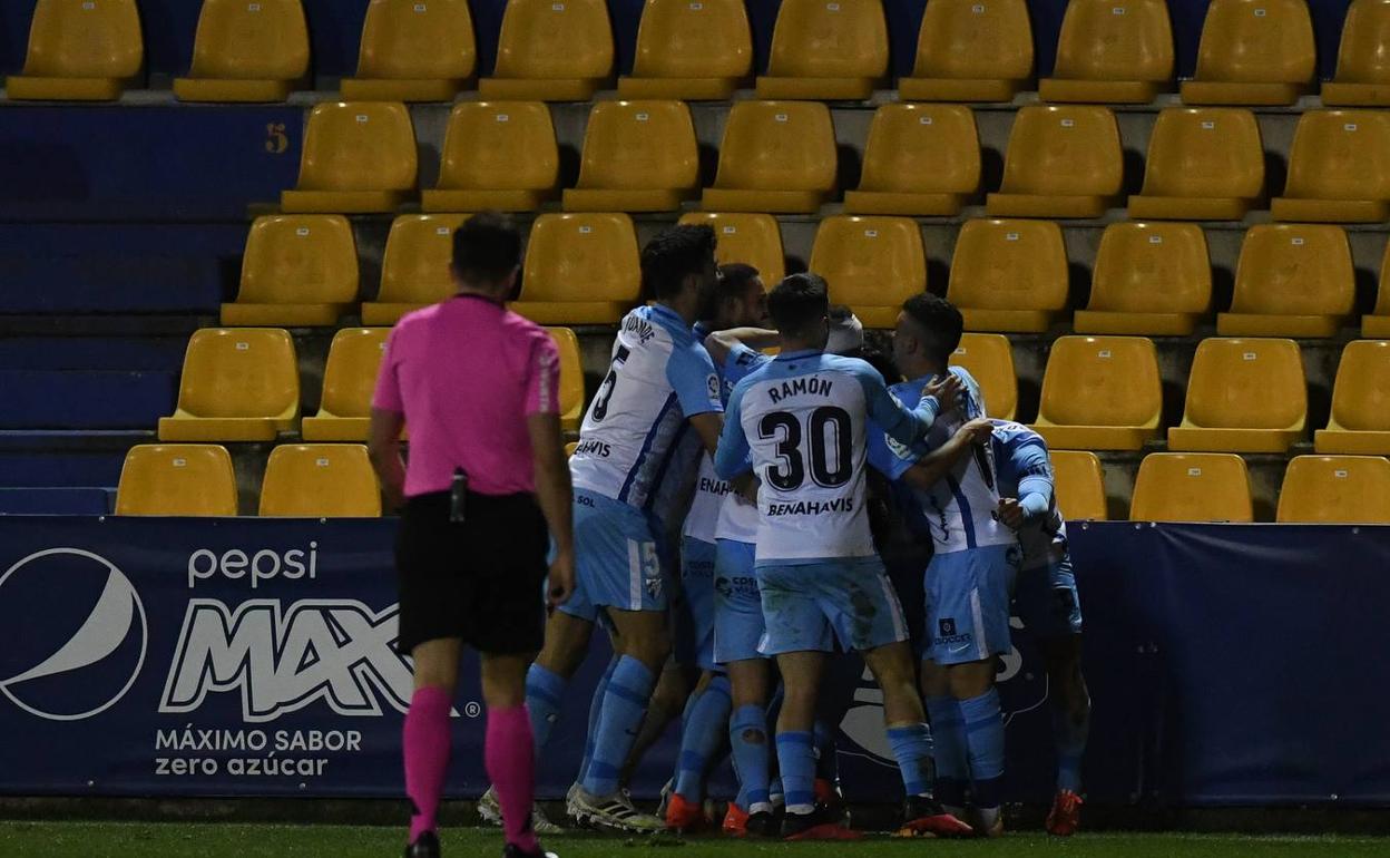 La piña de los malaguistas para celebrar el gol del triunfo. 