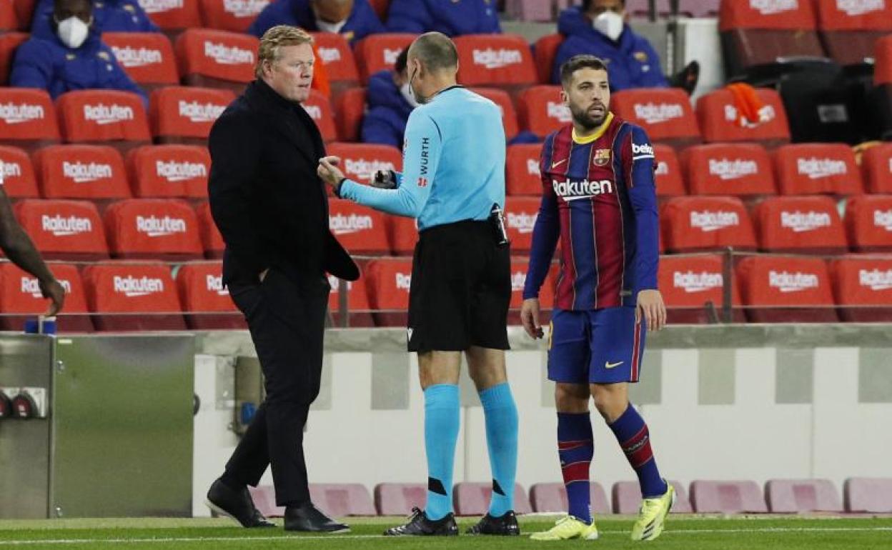 Koeman dialoga con Mateu Lahoz tras el gol en propia de Alba.