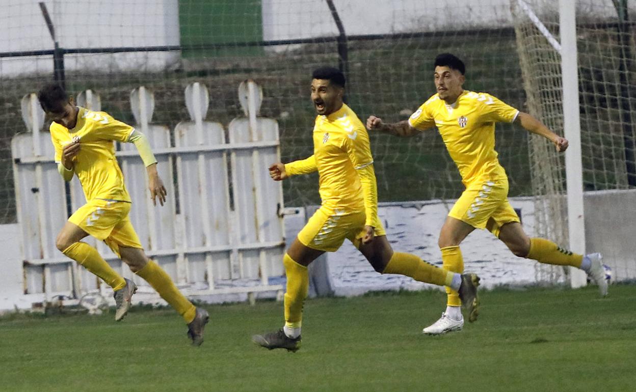 Los jugadores del Vélez celebran el gol de Joselinho. 