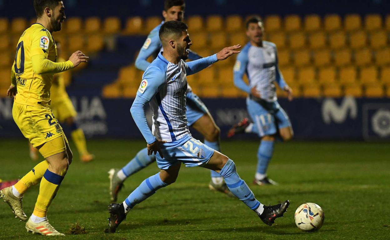 Caye Quintana intenta llegar al balón en una jugada del encuentro en Alcorcón. 