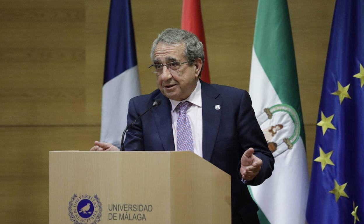 El rector de la Universidad, José Ángel Narváez. 