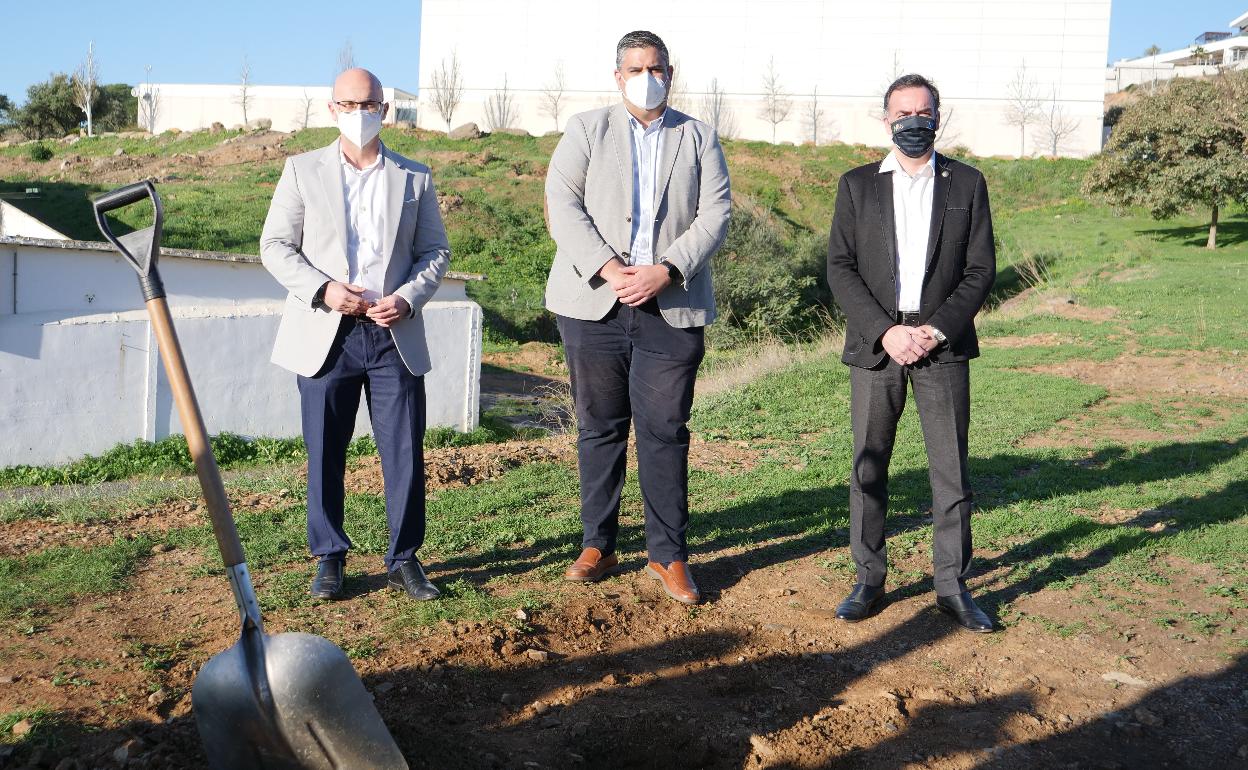 Martín, González y Ruiz, ayer tras la ceremonia de colocación de la primera piedra de la piscina de La Cala