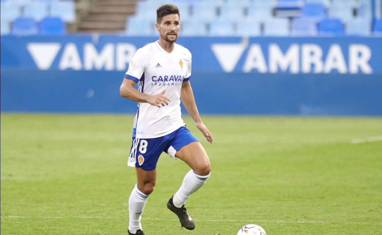 Adrián González conduce un balón durante un partido con el Zaragoza esta temporada