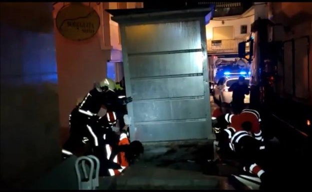 Rescatan a una mujer del interior de un contenedor de basura soterrado en Marbella