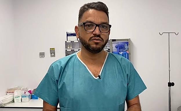 El grito de auxilio de un enfermero del Hospital Regional de Málaga: «Cada vez ingresa más gente, incluso familias enteras. Estamos desesperados»