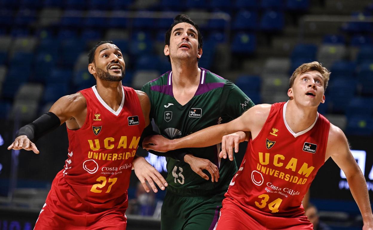 Calos Suárez forcejea con dos jugadores del UCAM Murcia durante el partido jugado en Málaga esta temporada. 