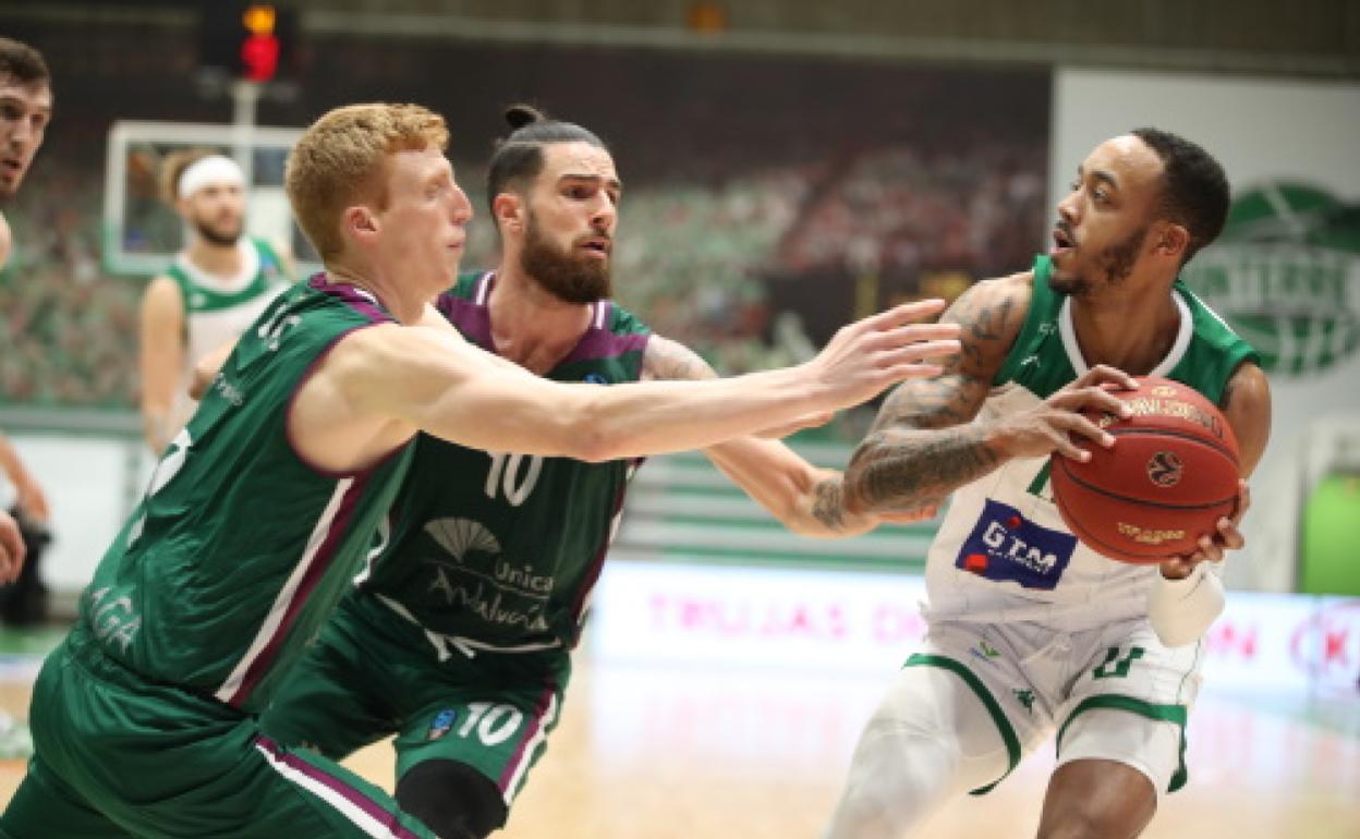 Díaz y Alonso presionan a Reed durante el partido jugando en la pista del Nanterre. 