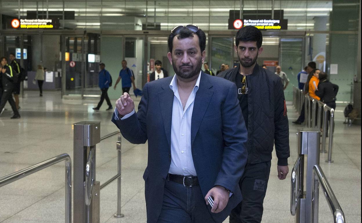 El jeque Al-Thani y su hijo Nasser, en el aeropuerto a la vuelta de un desplazamiento del Málaga. 