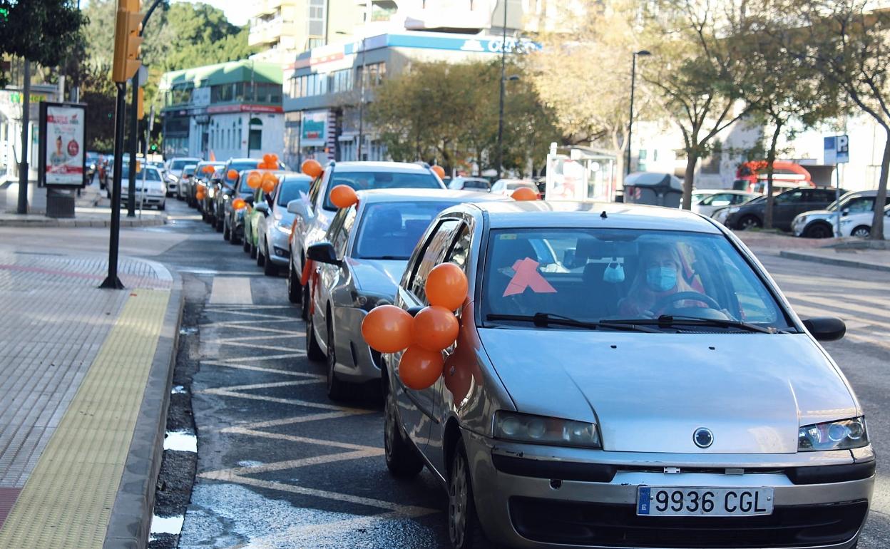 Una de las caravanas de coches que han recorrido Málaga en protesta contra la nueva ley educativa. 