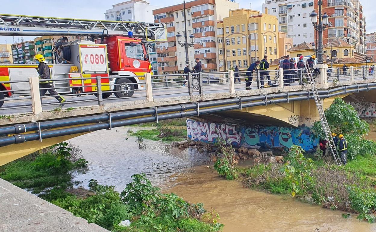 Rescate de los bomberos a la mujer. 