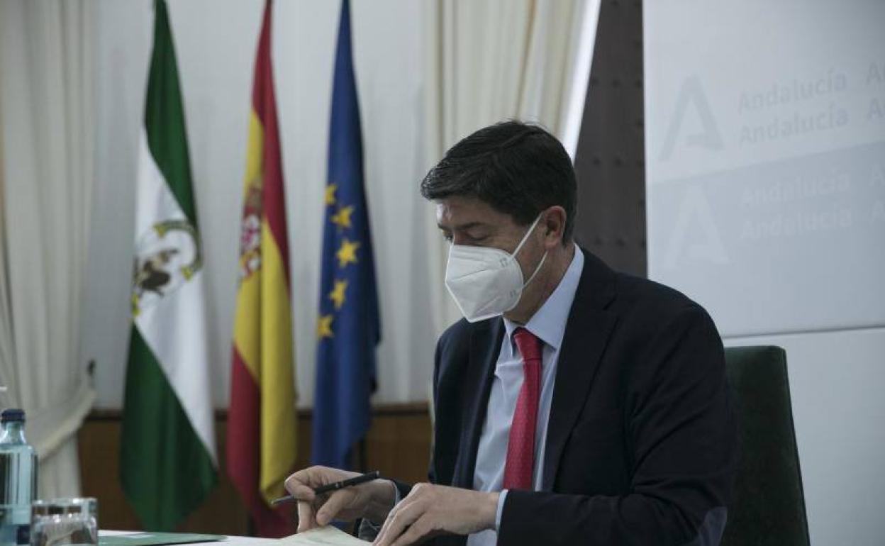Juan Marín y el consejero de Educación y Deporte, Javier Imbroda, esta mañana durante la firma de un convenio para la escolarización de menores. 