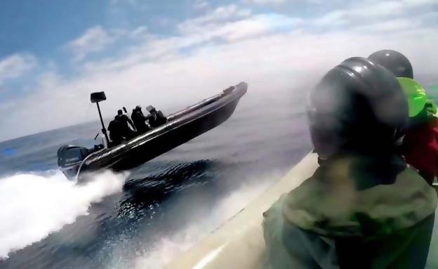 Una narcolancha detectada trata de escapar de las autoridades navegando a toda velocidad por el mar