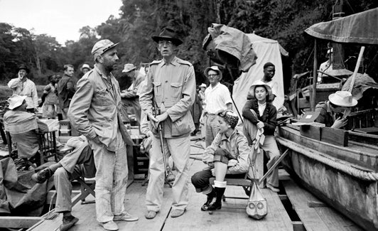 Humphrey Bogart, John Huston y Lauren Bacall, en un descanso entre escena y escena del rodaje en el Congo