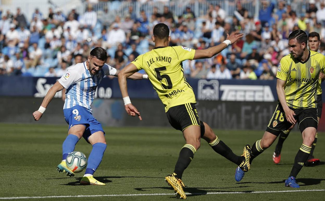 Sadiku tira desde la frontal en el partido frente al Zaragoza la pasada temporada en La Rosaleda. 