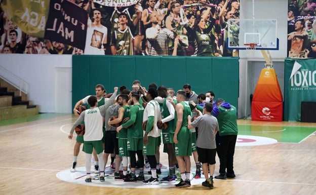 Los jugadores se conjuran antes de un entrenamiento en Los Guindos. 