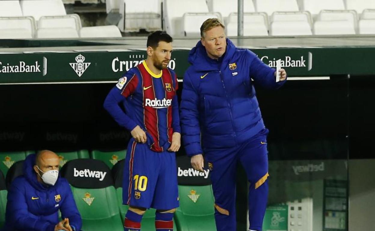 Ronald Koeman y Leo Messi, momentos antes de que el argentino saltase al campo. 