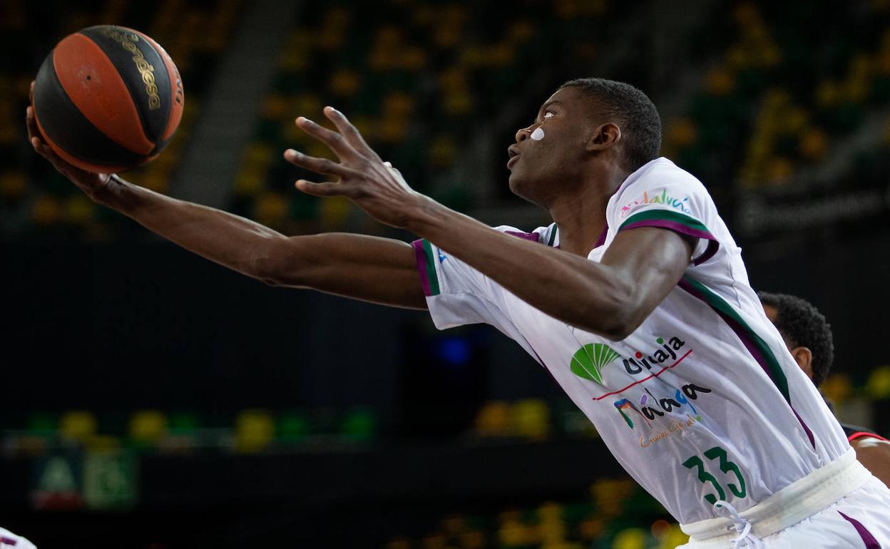 El pívot congoleño Yannick Nzosa muestra en esta imagen con el balón su impresionante envergadura. 