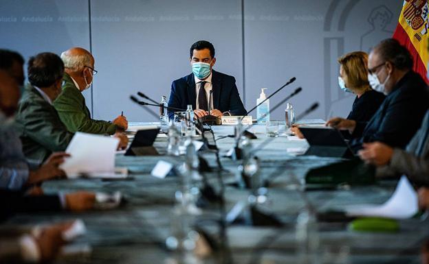 Moreno, presidiendo una reunión anterior del Comité de Expertos andaluz. 