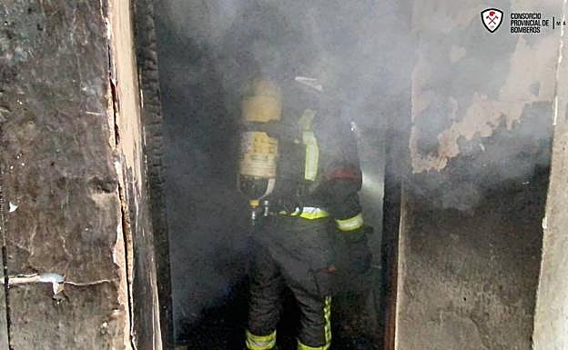 Bomberos extinguen un incendio en una vivienda en Montecorto