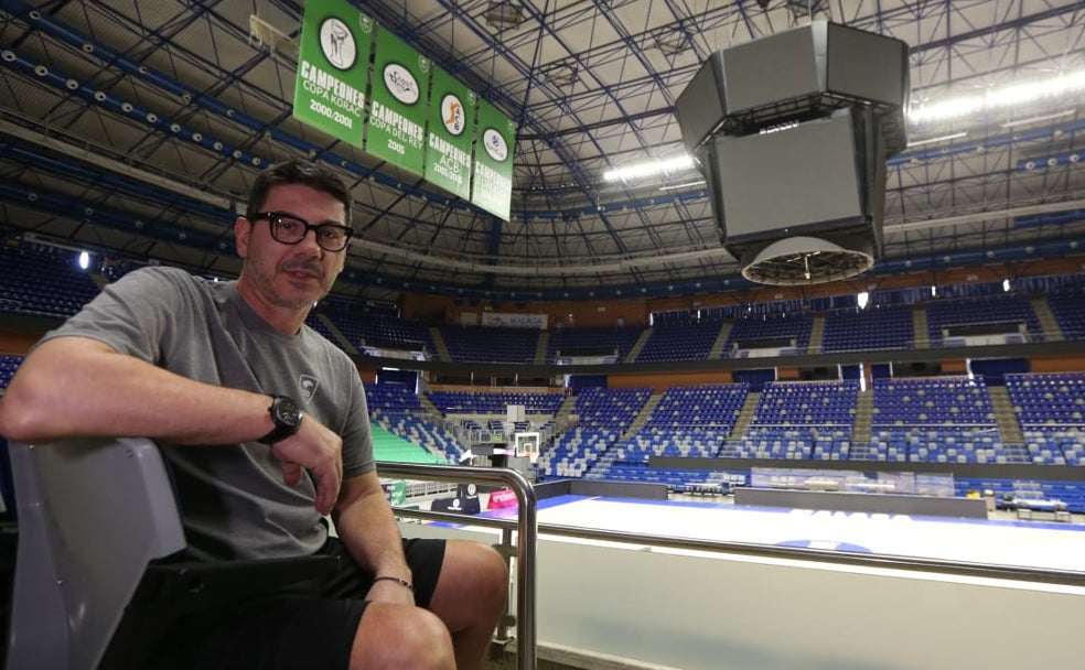 El entrenador del Unicaja, Fotis Katsikaris, posa para SUR en el Palacio de los Deportes. 