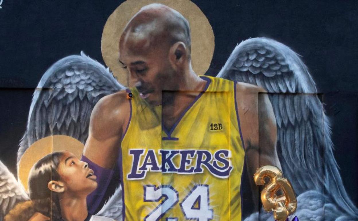 Mural en honor de Kobe Bryant y su hija. 