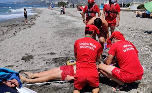 Socorristas, el pasado verano en una asistencia en una playa nerjeña. 