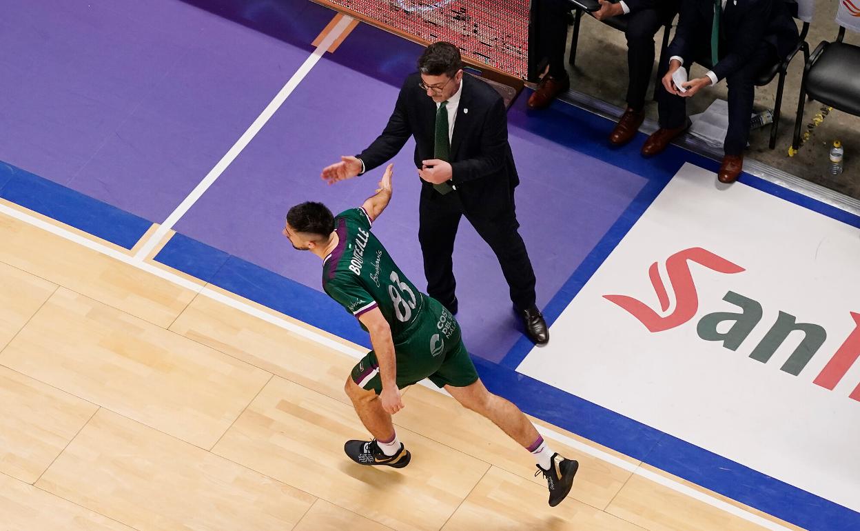 Bouteille es felicitado por Katsikaris durante un partido en el Palacio de los Deportes. 