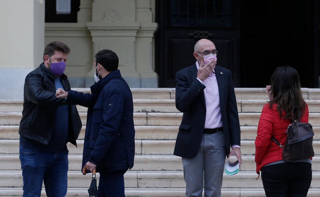 Los ediles socialistas Pérez y Doña saludan a Sguiglia y Zorrilla en la escalinata principal del Ayuntamiento. 