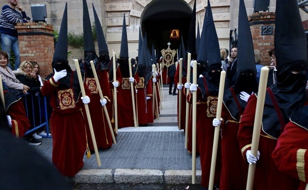 Cortejo de la Cofradía de la Misericordia a su salida de la parroquia del Carmen. 