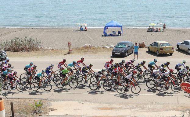 Imagen del paso de La Vuelta ciclista a España por la costa de Málaga en su edición de 2017.