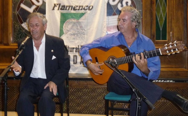 Imagen principal - Arriba, Diego Clavel junto al guitarrista Paco Cortés. Debajo, portada de la 'Antología de cantes' y el cantaor.