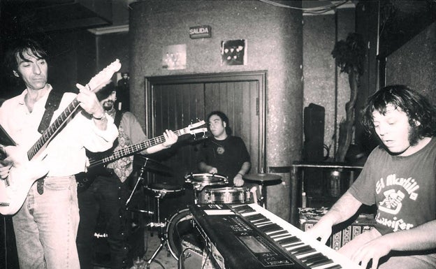 Imagen principal - Arriba, Lito Fernández (izquierda), durante un concierto de Lito Blues Band; debajo, Los Caracoles y Los Caimanes.