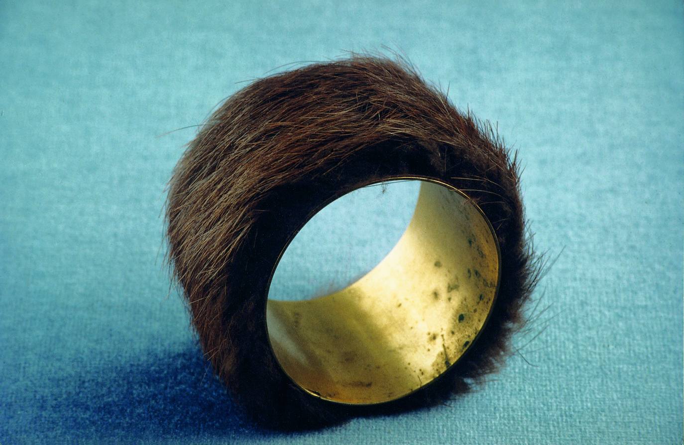 Brazalete 1935 6,5 x 2 cm Latón y piel Colección Clo Fleiss, París © Foto por cortesía de LEVY Galerie, Hamburgo © Meret Oppenheim, VEGAP, Málaga, 2020