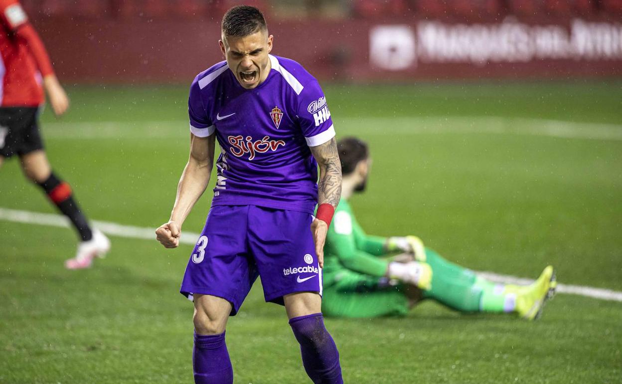Uros Djurdjevic celebra uno de sus quince goles de la temporada con el Sporting de Gijón. 