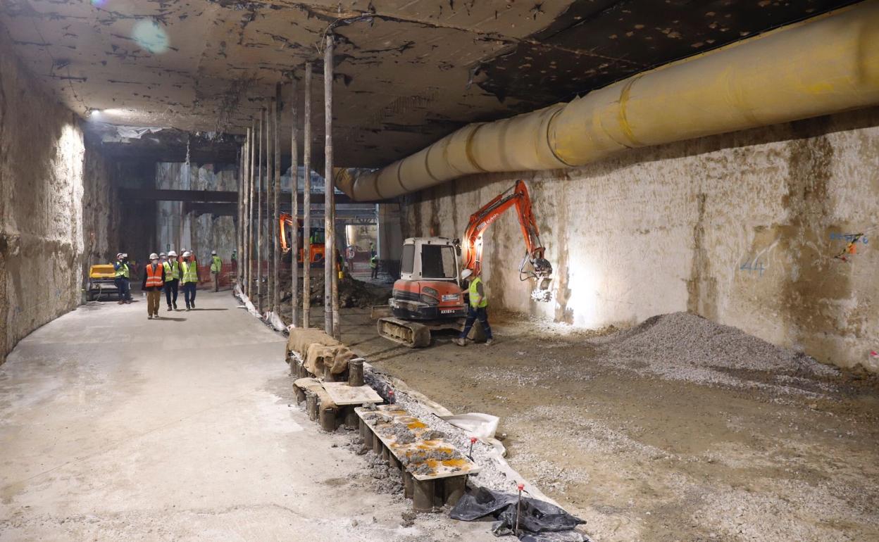 Estado de las obras en el interior del túnel del metro junto a El Corte Inglés. 